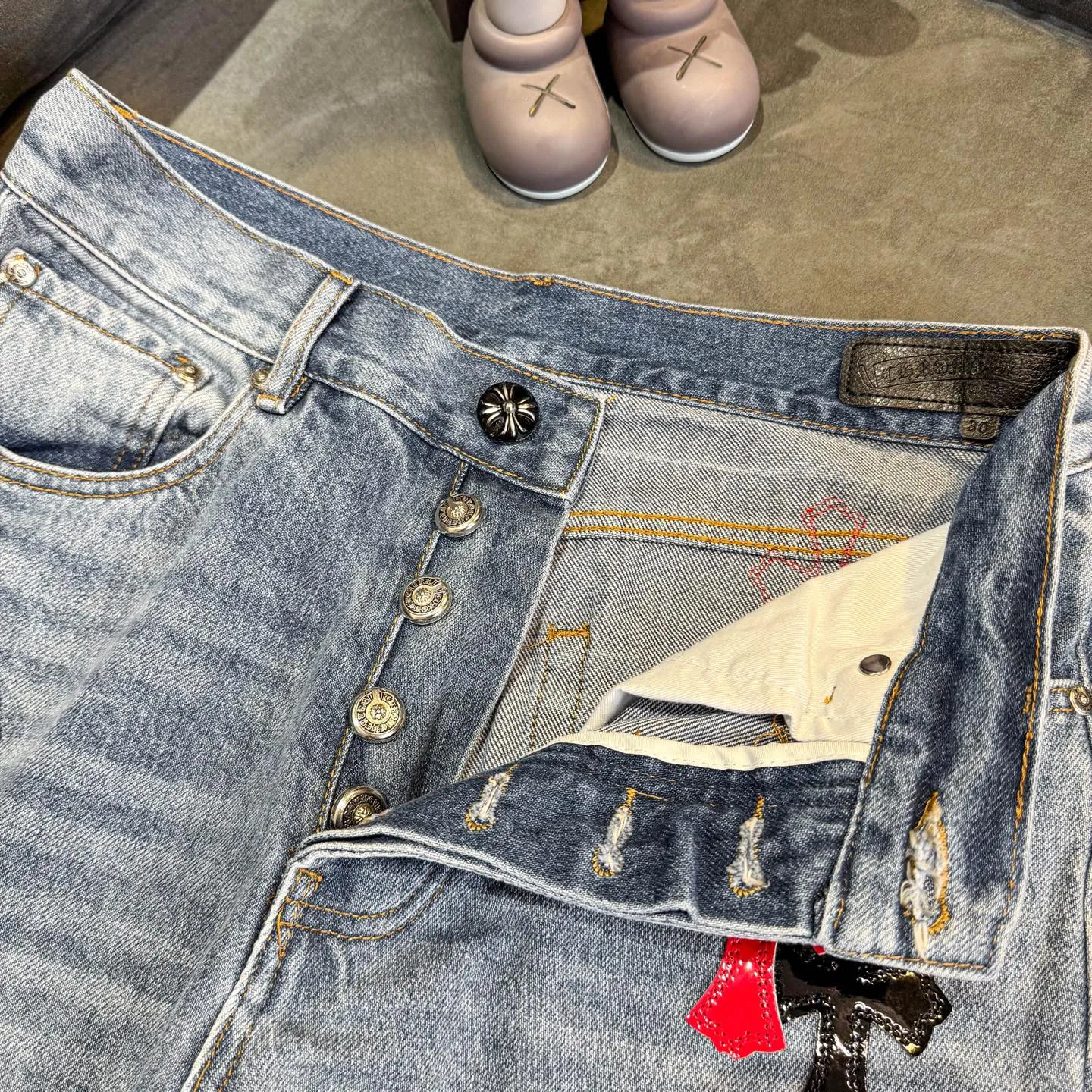 P280 Chrome Hearts blue denim with red black panther pattern multi-leather jeans. CH jeans need to be washed and then disassembled and hand-stitched with sheepskin cross leather and then spliced ​​to complete. The whole piece has too many craftsmanship to explain. The patchwork cross pattern is embellished, and the high-waisted washed jeans! ! Absolutely high-end luxury products, god-level single products and super popular products, made with top heavy industry, a must-see magic weapon. Customized hardware. The fabric is thick and soft after washing. It has good breathability. Customized small leather label. Unique design. The details are simple and elegant, and the workmanship is exquisite. The entire trousers are neatly routed and the details are in place! It’s so cool that both men and women can easily control the genderless trend! Color: Blue Size: 28 30 32 34 36